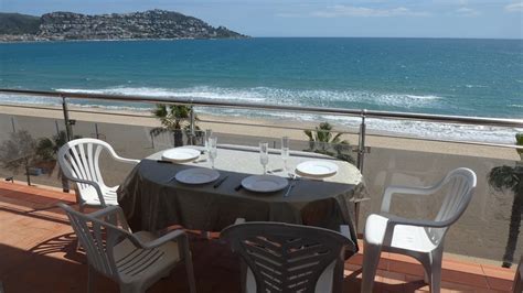 Maisons avec vue sur la mer à Rosas .